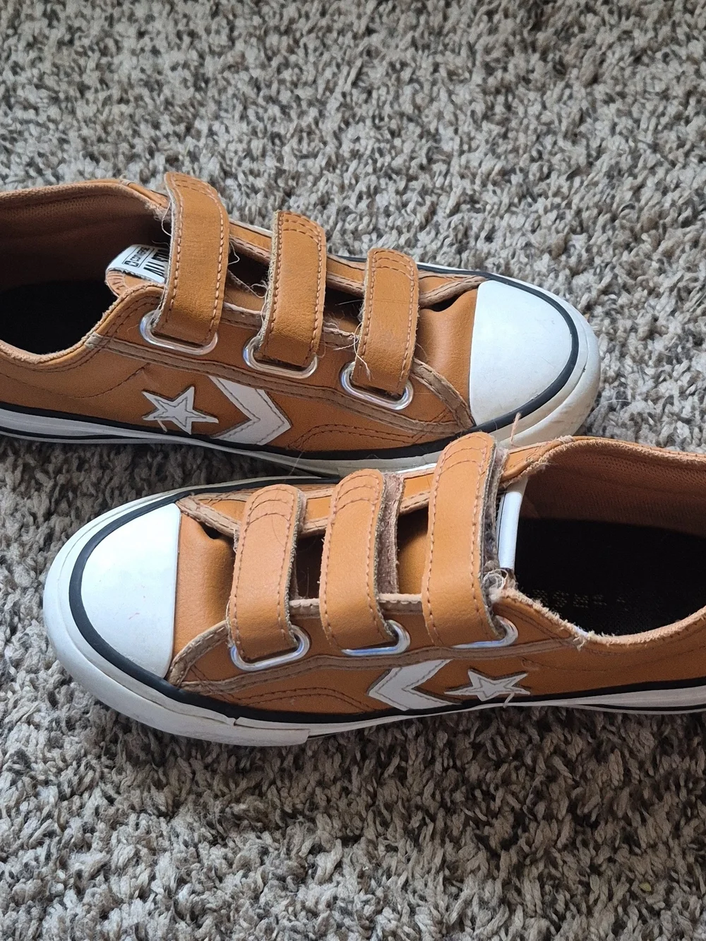 Converse Kids Low Top Velcro Sneakers in Tan